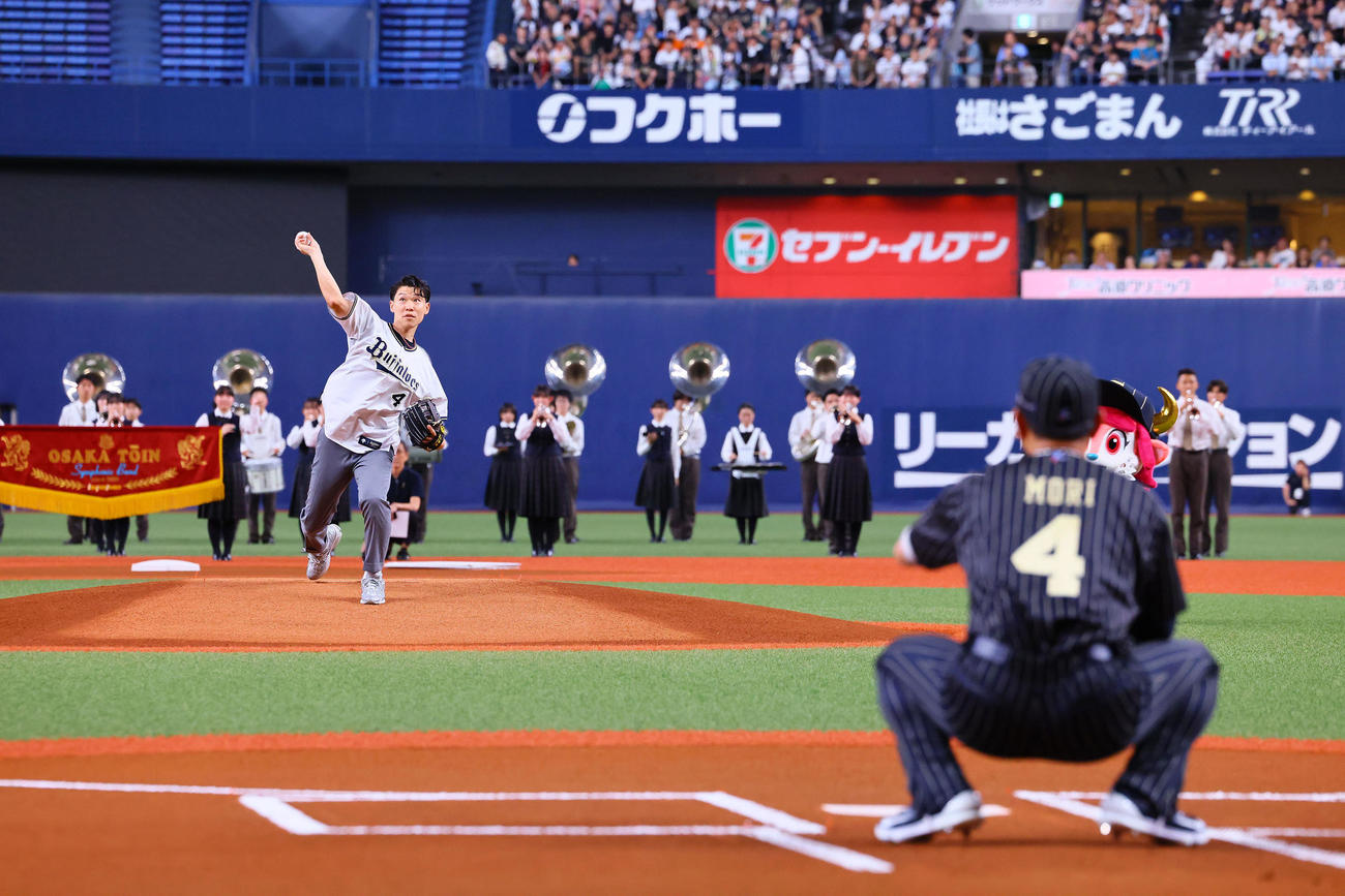 オリックス対巨人　始球式を務める福森大翔さん。捕手オリックス森（撮影・藤尾明華）