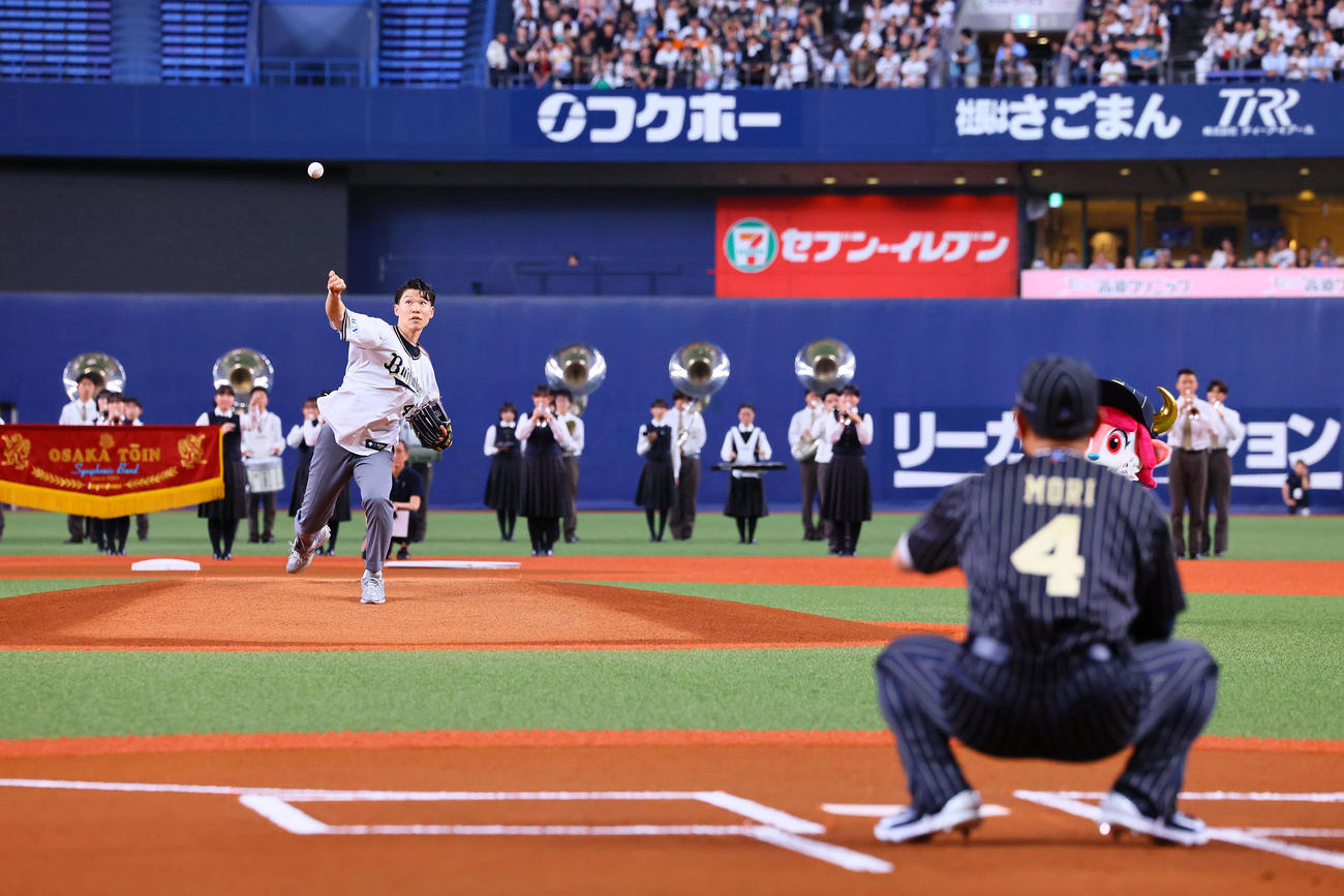 オリックス対巨人　始球式を務める福森大翔さん。捕手オリックス森（撮影・藤尾明華）