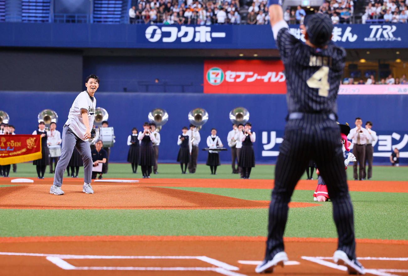 オリックス対巨人　始球式を務める福森大翔さん。捕手オリックス森（撮影・藤尾明華）