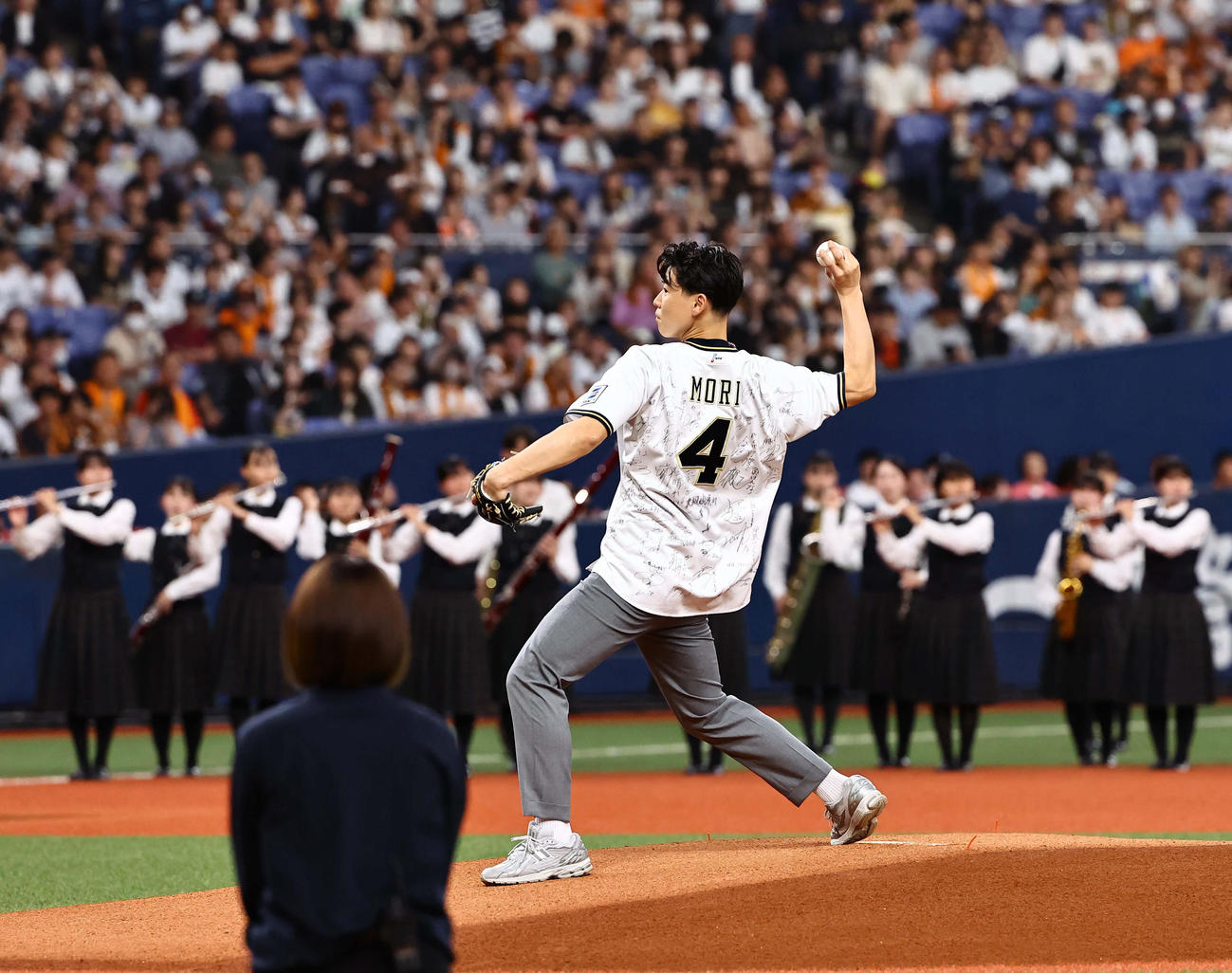 オリックス対巨人　大阪桐蔭吹奏楽の演奏する中、森友哉のユニホームを着てプレ始球式で投球する大阪桐蔭OBの福森大翔さん（撮影・上田博志）