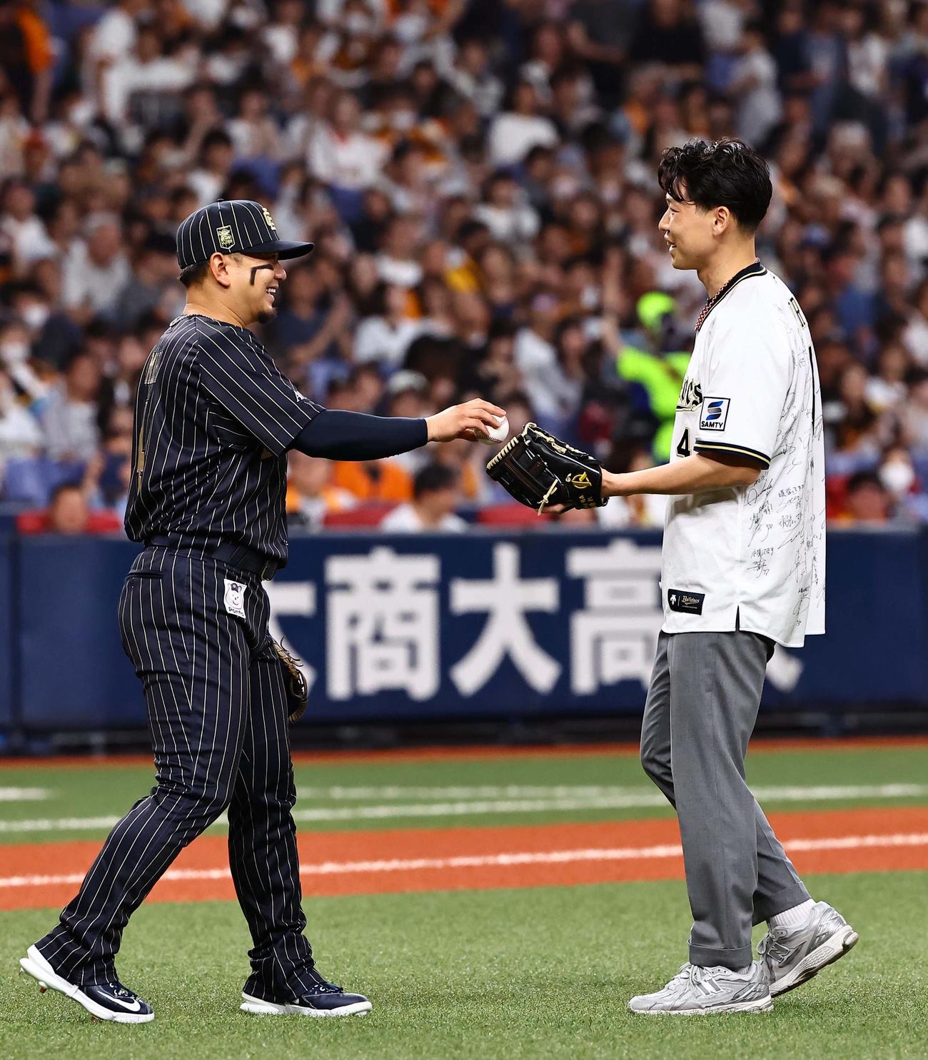 オリックス対巨人　プレ始球式を務める大阪桐蔭OBの福森大翔さん（右）と捕手を務めた森（撮影・上田博志）
