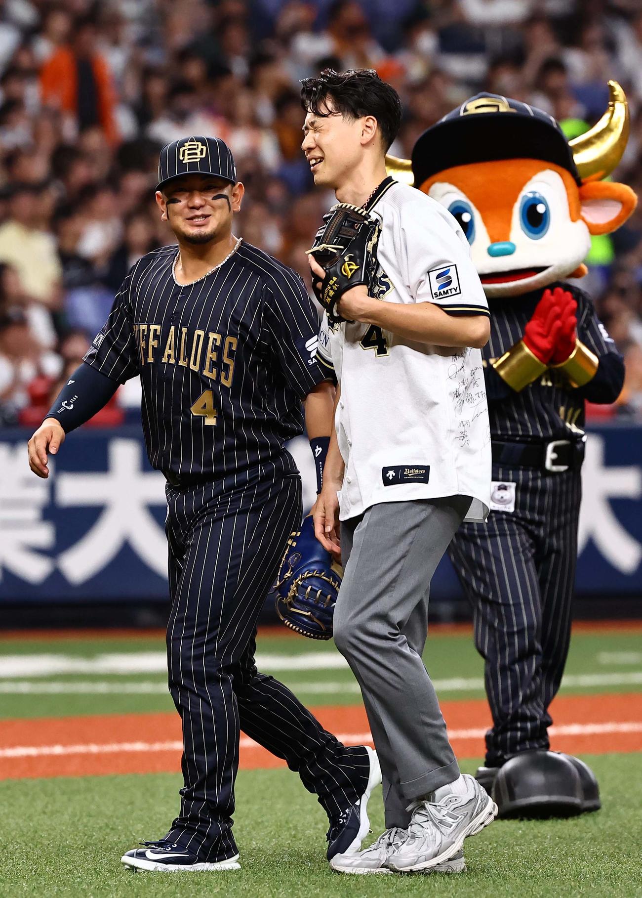 オリックス対巨人　プレ始球式で投球した大阪桐蔭OBの福森大翔さん（右）と捕手を務めた森（撮影・上田博志）