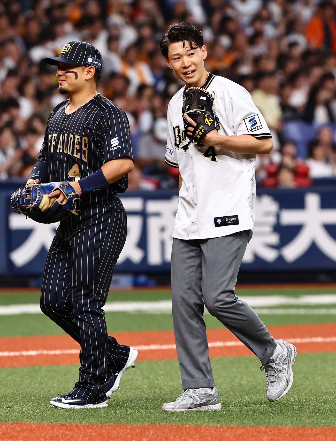 オリックス対巨人　プレ始球式で投球した大阪桐蔭OBの福森大翔さん（右）と捕手を務めた森（撮影・上田博志）