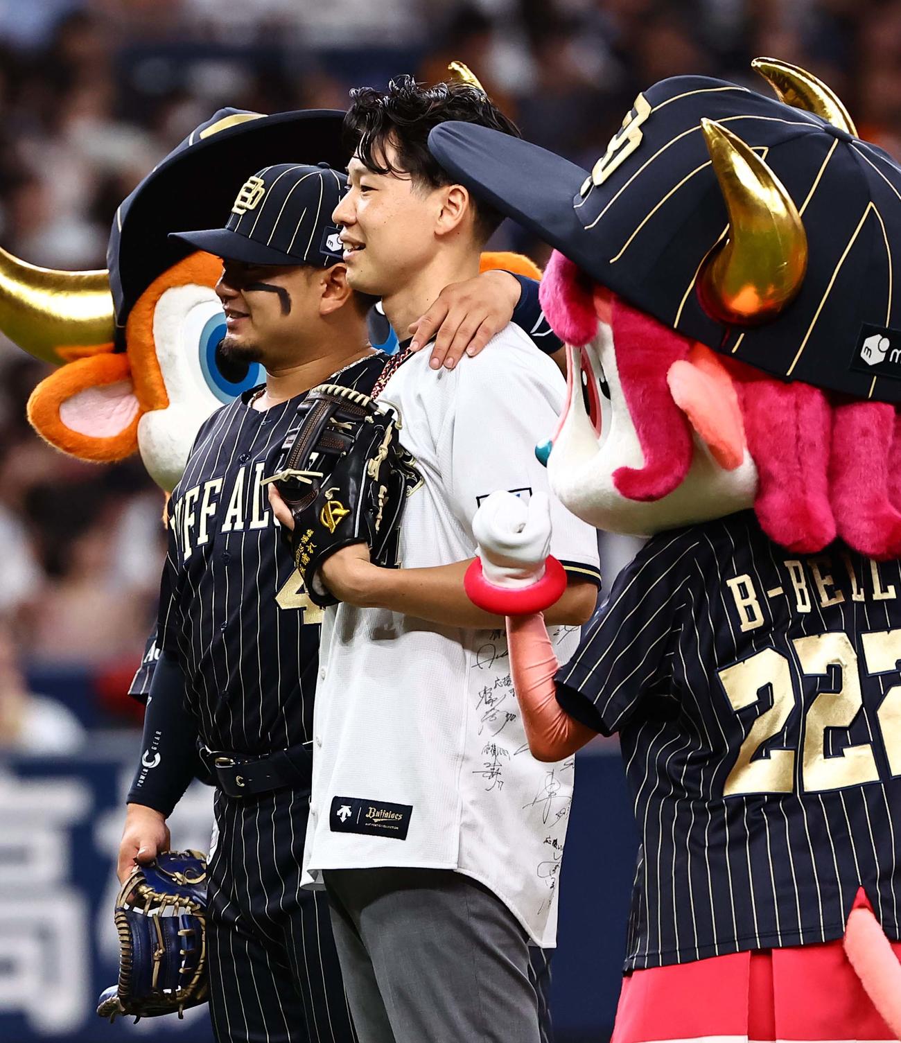 オリックス対巨人　記念撮影をするプレ始球式で投球した大阪桐蔭OBの福森大翔さん（右）と捕手を務めた森（撮影・上田博志）