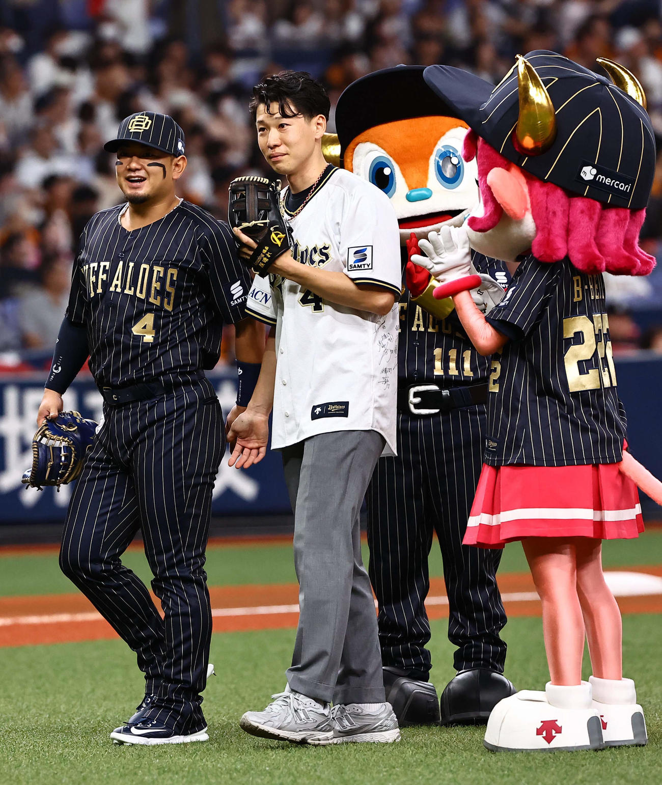 オリックス対巨人　プレ始球式で投球した大阪桐蔭OBの福森大翔さん（右）と捕手を務めた森（撮影・上田博志）