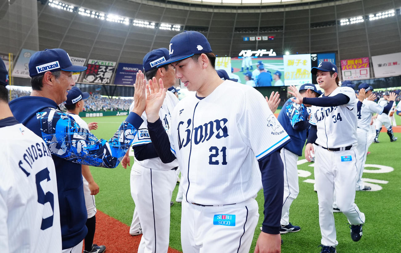 西武対中日　中日に勝利し西口監督（左）とタッチを交わす西武武内（撮影・垰建太）