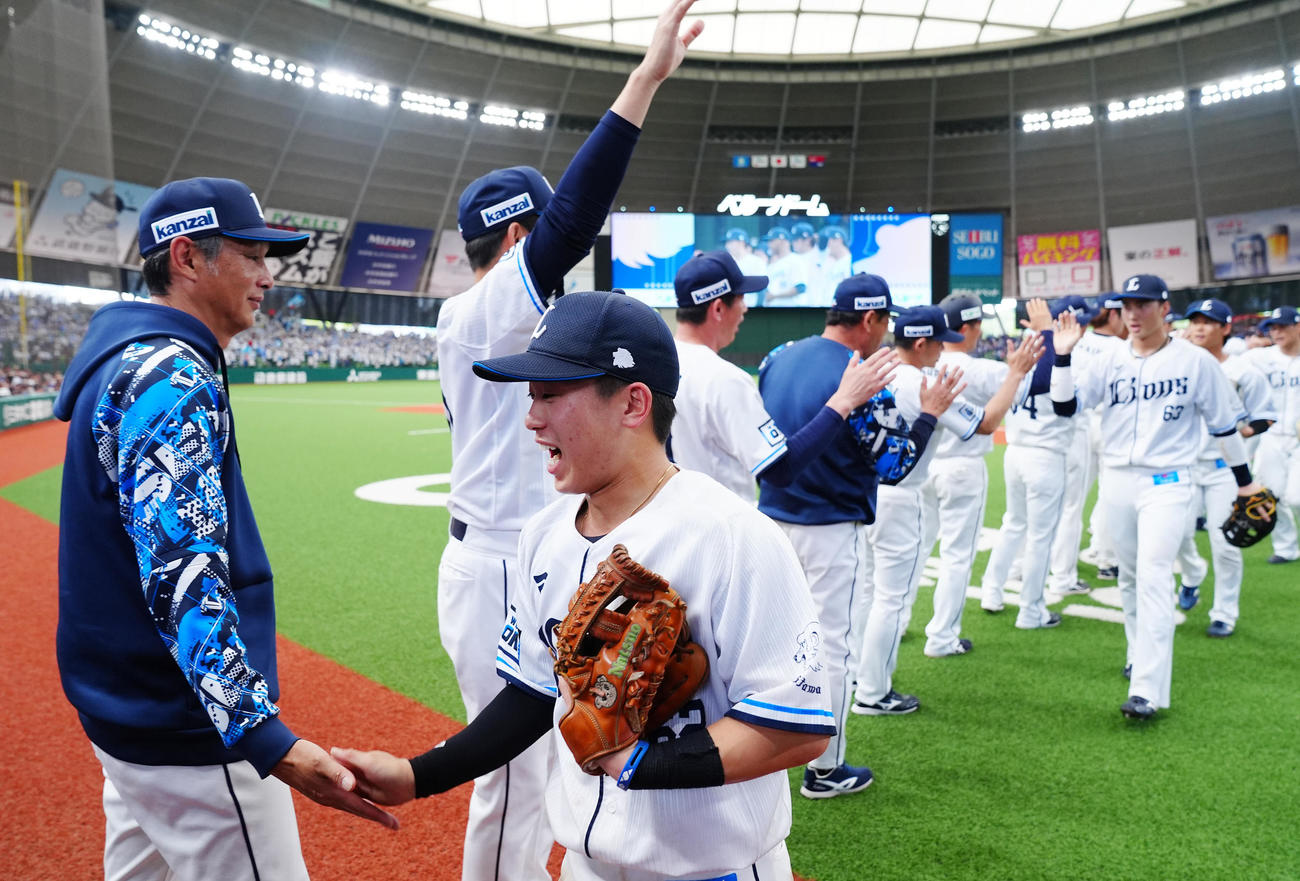 西武対中日　中日に勝利し西口監督（左）とタッチを交わす西武滝沢（撮影・垰建太）