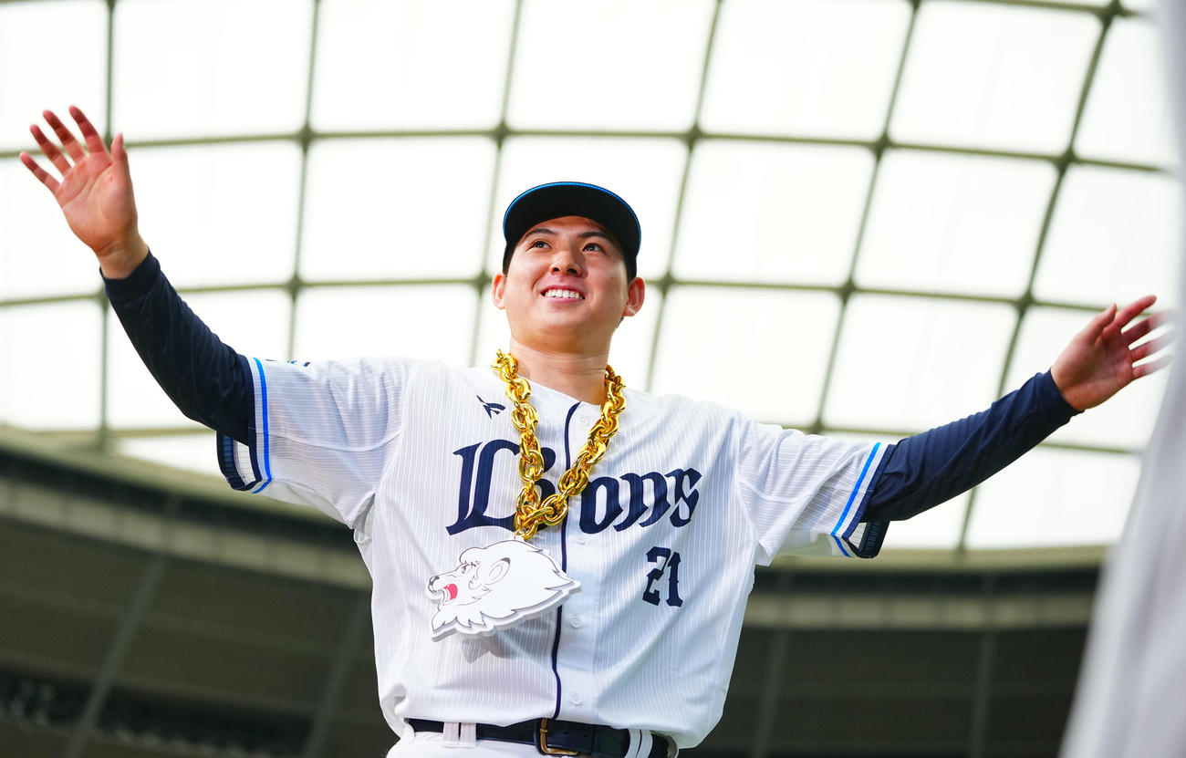 西武対中日　中日に勝ち勝利投手の西武内は笑顔でファンに手を振る（撮影・垰建太）
