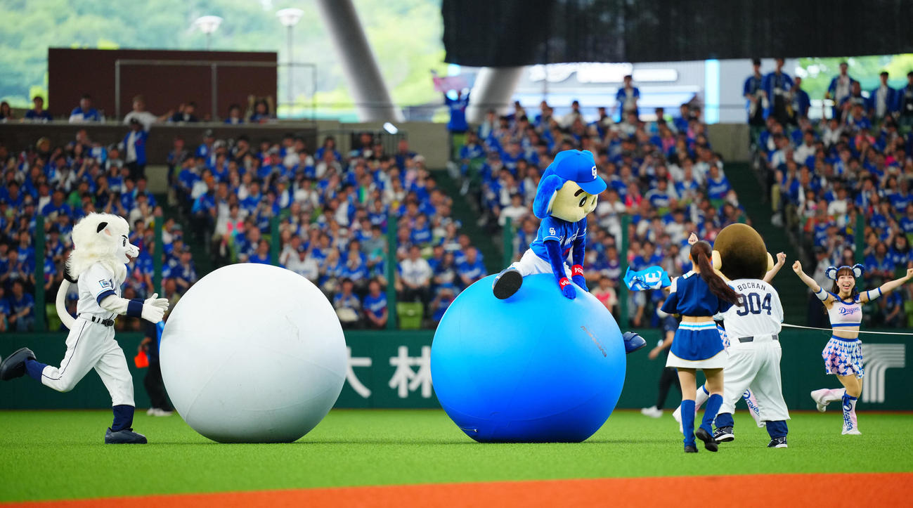 西武対中日　大玉ころがし対決で勝利するドアラ（右）（撮影・垰建太）