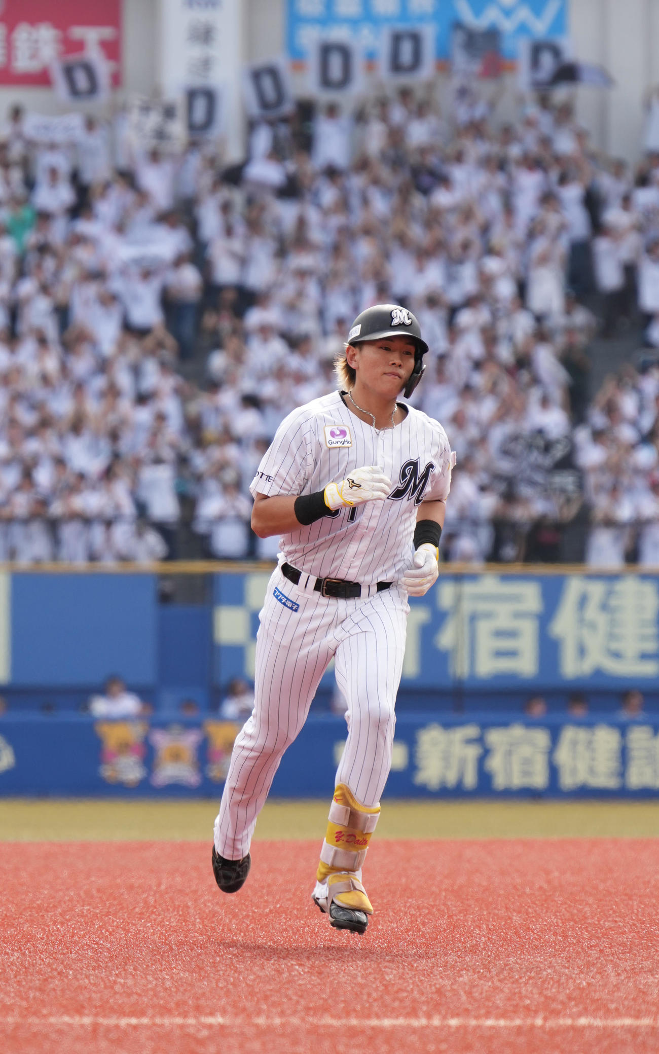 ロッテ対ヤクルト　4回裏ロッテ無死一塁、山本は左越えに同点2点本塁打を放ち三塁へ向かう（撮影・小沢裕）