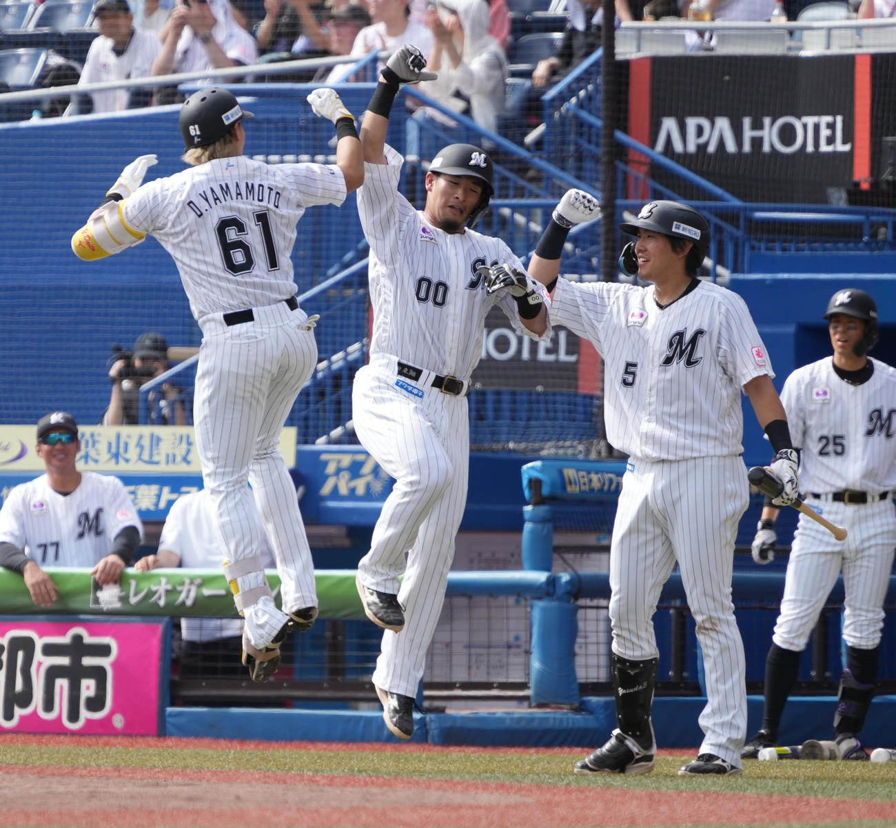 ロッテ対ヤクルト　4回裏ロッテ無死一塁、山本（左）は左越えに同点2点本塁打を放ち池田とエルボータッチ（撮影・小沢裕）