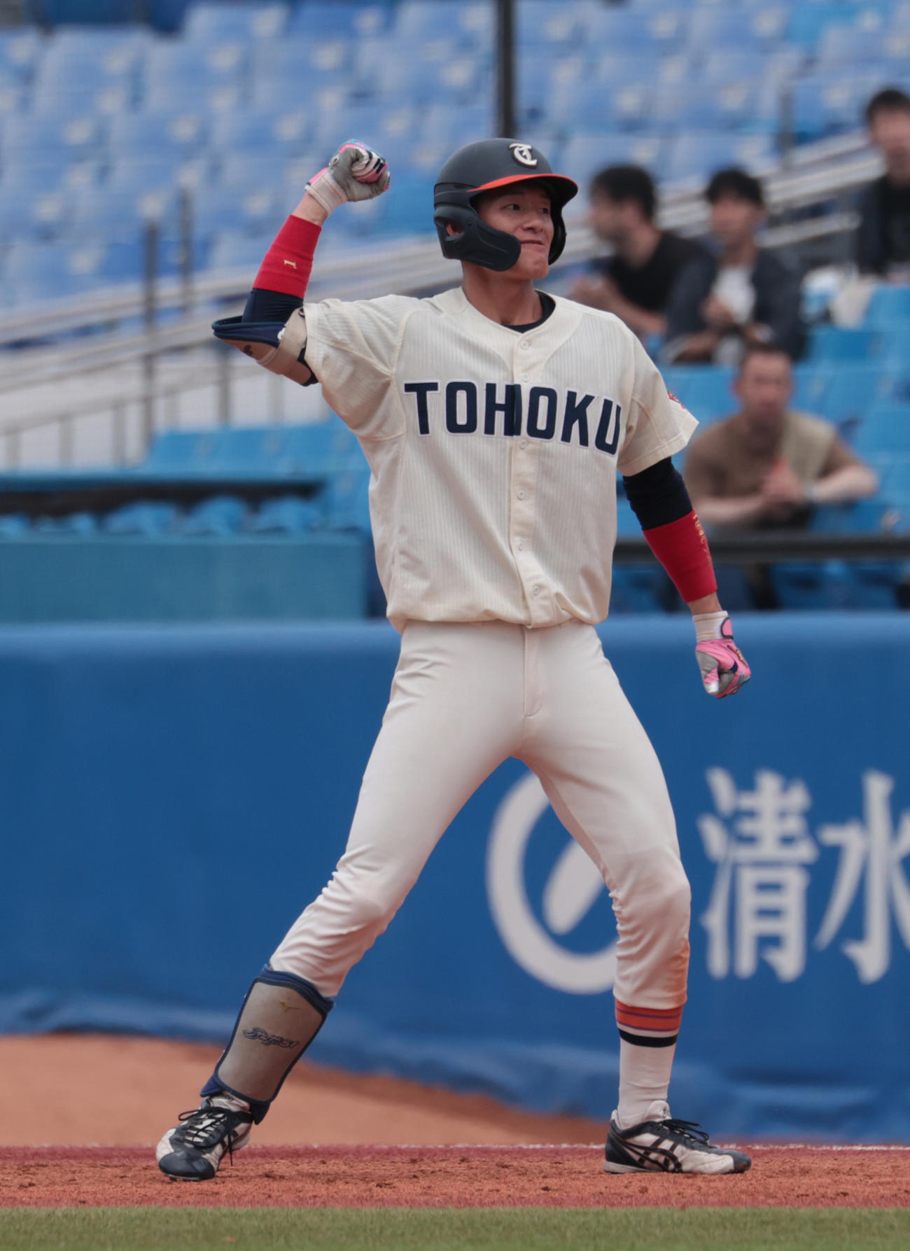 東北福祉大対福井工大　3回表東北福祉大2死二、三塁、新保は中前に適時打を放ちガッツポーズする（撮影・柴田隆二）