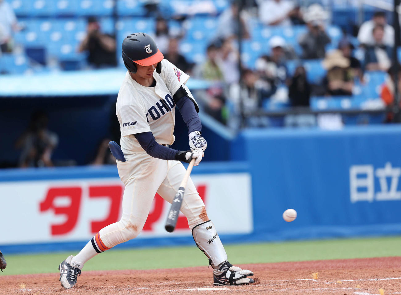 東北福祉大対福井工業大　3回表東北福祉大無死1塁、内野安打を放つ佐藤（撮影・増田悦実）