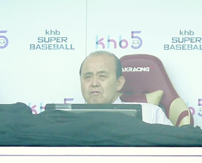 楽天対阪神　試合前、解説席に入る阪神岡田前監督（撮影・河田真司）