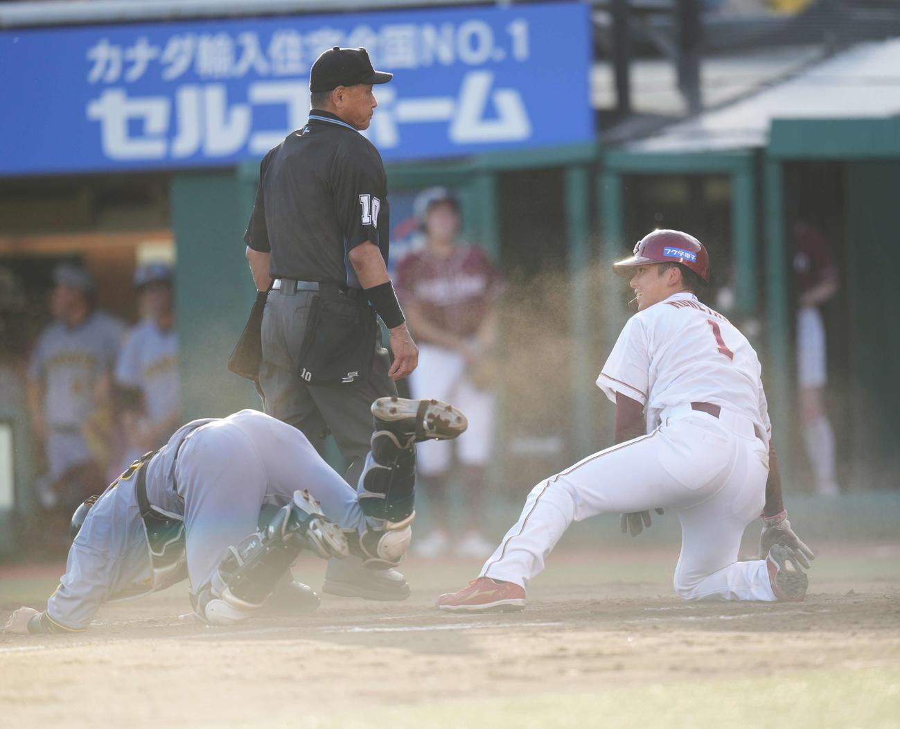 12回裏楽天1死一、三塁、黒川のサヨナラ打で生還する宗山。捕手梅野（撮影・井上学）