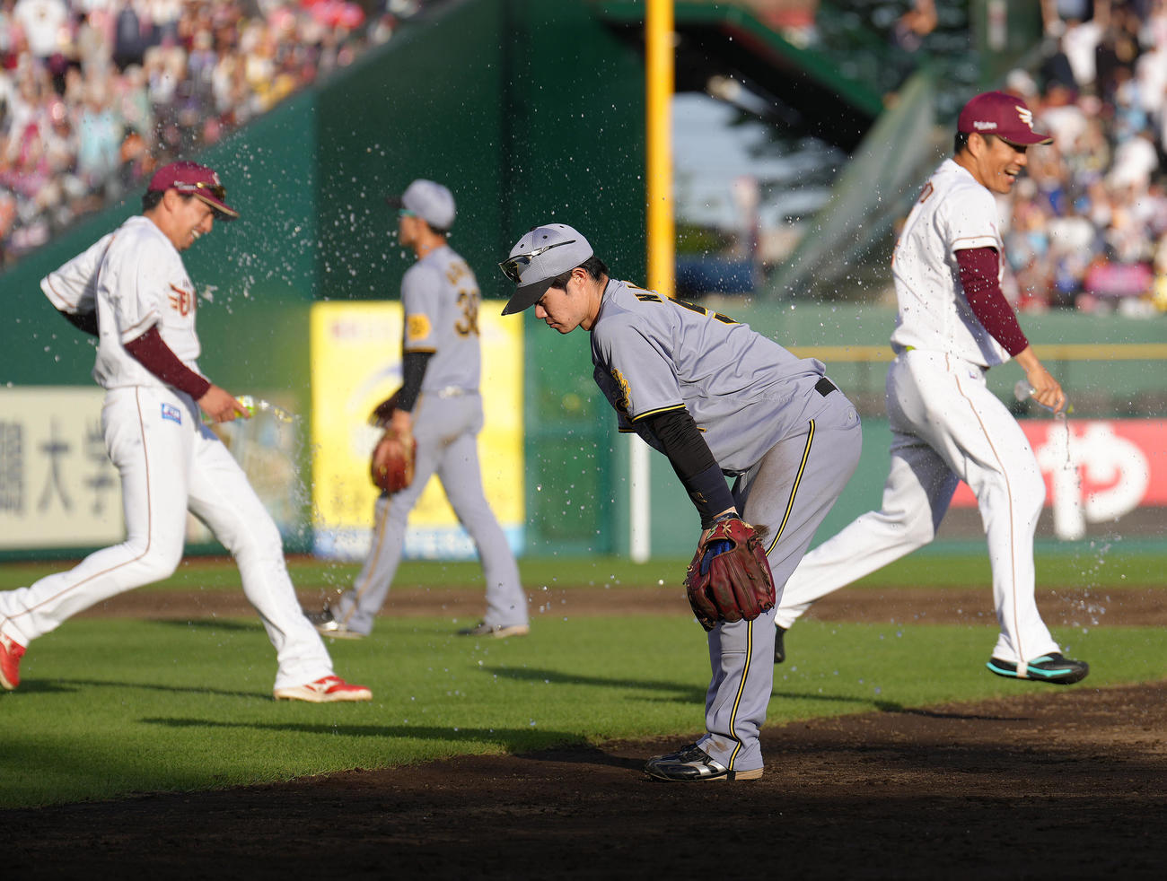 楽天対阪神　サヨナラ負けにがっくりとする中野（中央）（撮影・足立雅史）
