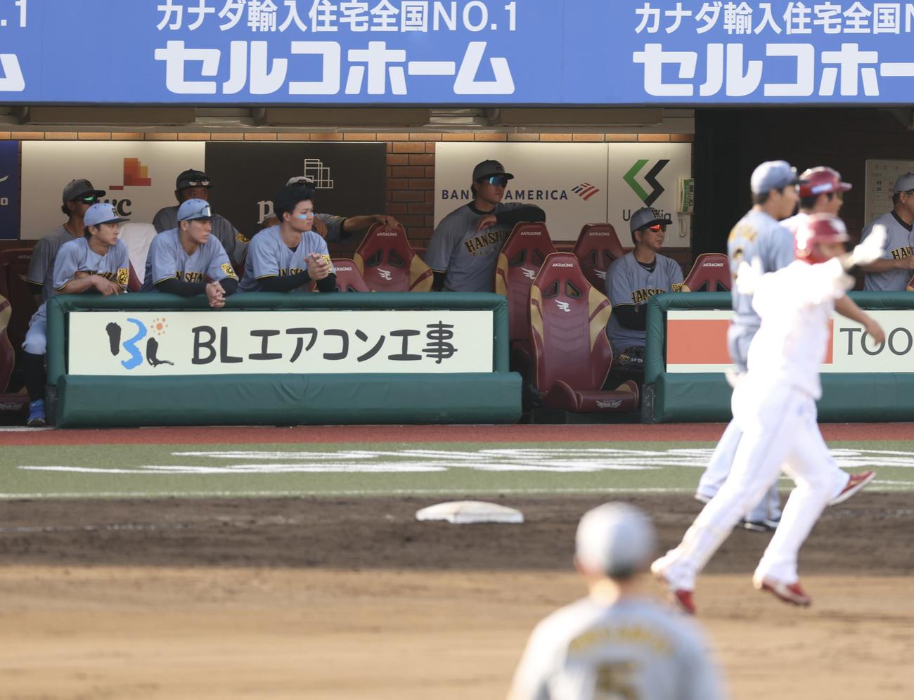 楽天対阪神　延長戦の末、楽天に敗れぼう然とする阪神藤川監督（後方右）（撮影・河田真司）