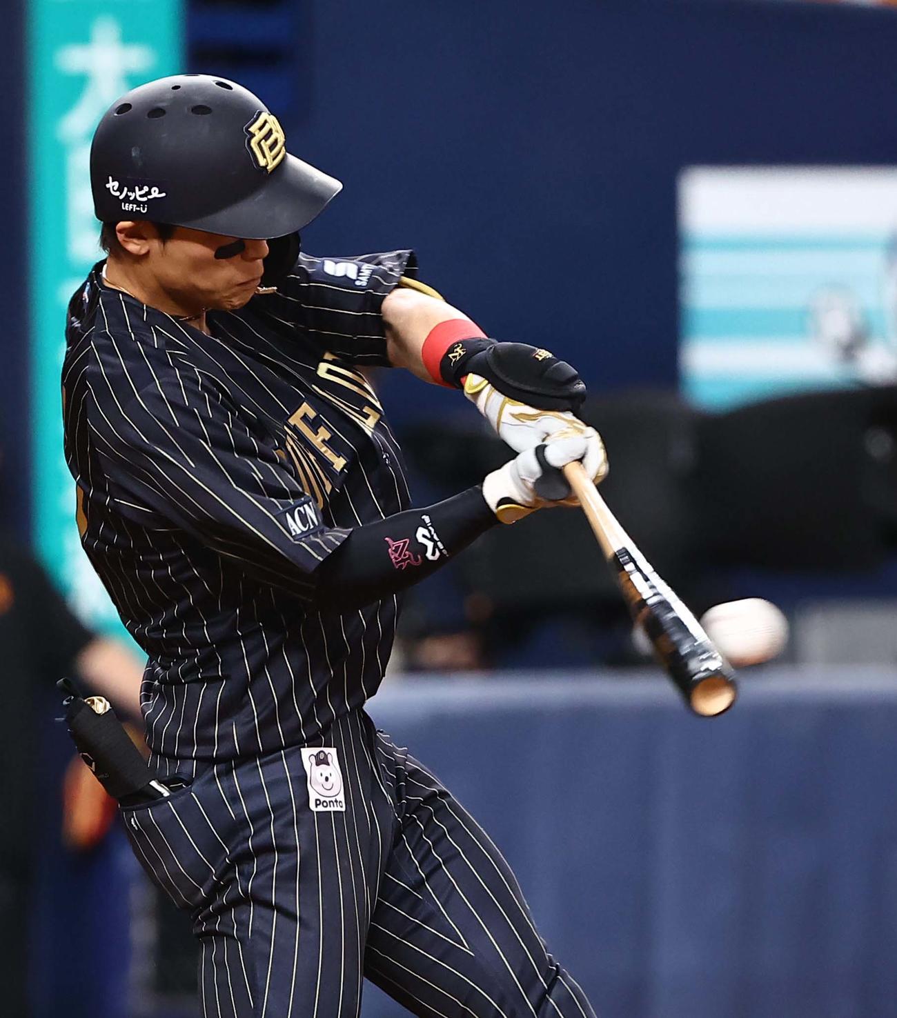 オリックス対巨人　5回裏オリックス無死二塁、中川は安打を放つ（撮影・上田博志）
