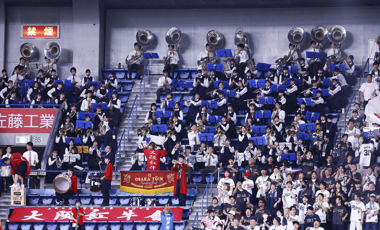 オリックス対巨人　スタンドで応援する大阪桐蔭吹奏楽部（撮影・藤尾明華）
