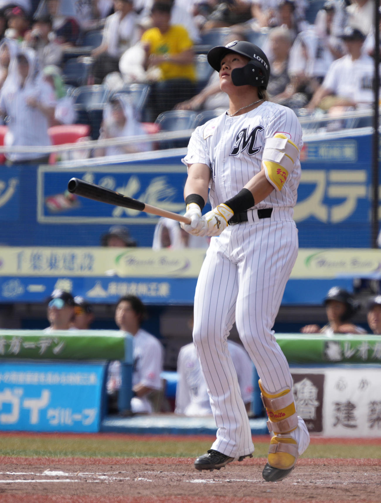 ロッテ対ヤクルト　4回裏ロッテ無死一塁、山本は左越えに同点2点本塁打を放つ（撮影・小沢裕）
