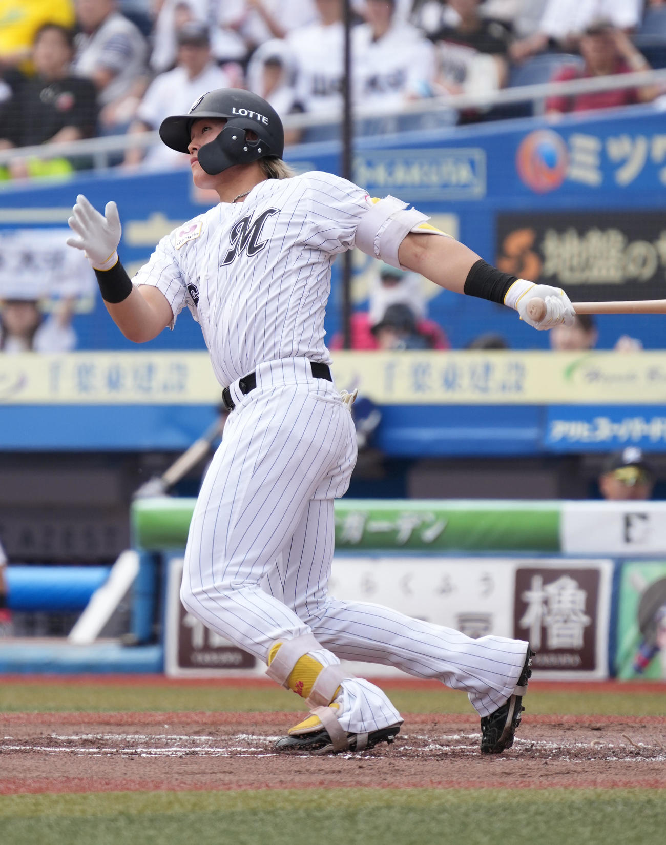 ロッテ対ヤクルト　6回裏ロッテ無死一塁、山本は左越えに2打席連続の勝ち越し2点本塁打を放つ（撮影・小沢裕）