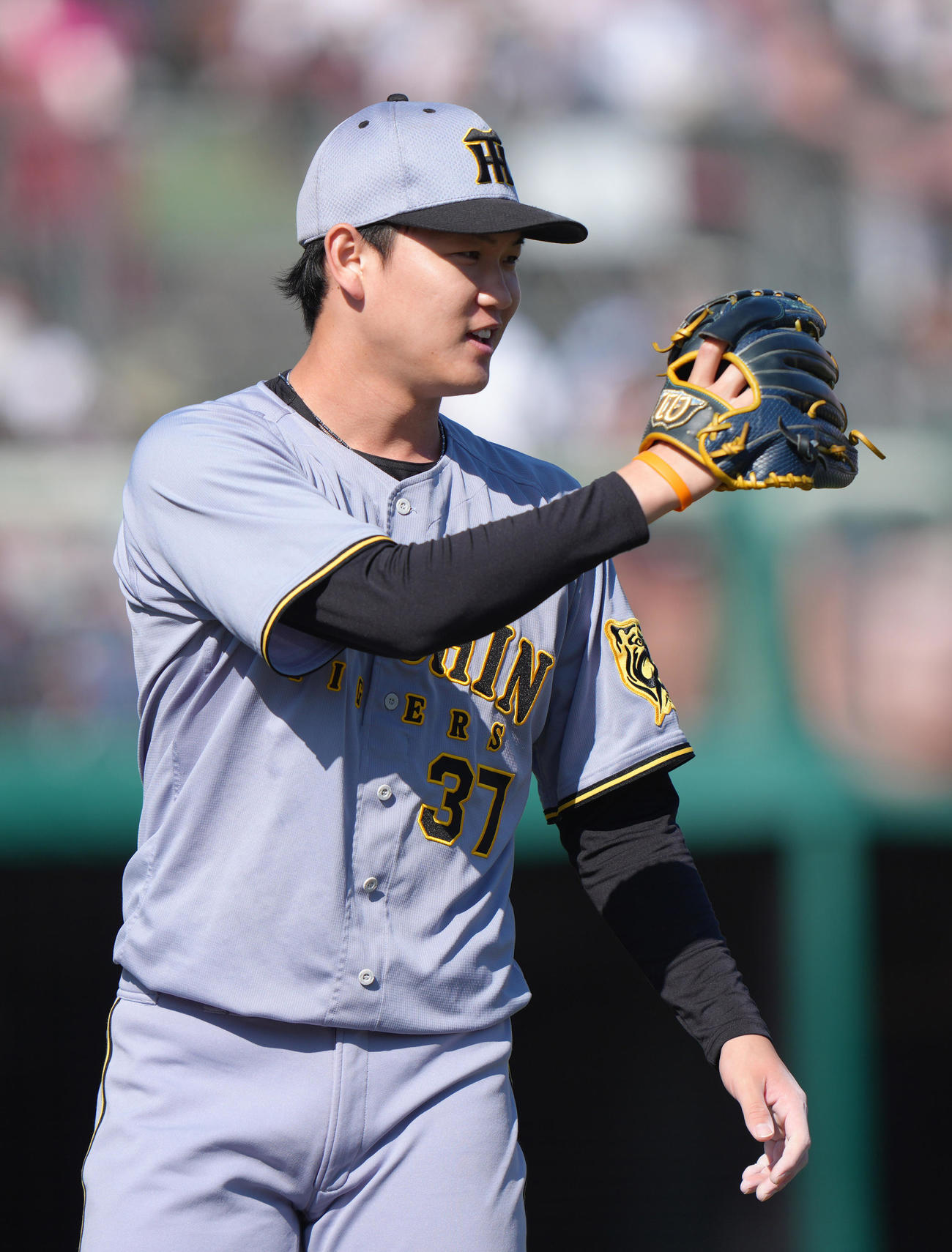 楽天対阪神　7回から登板し、3者凡退に抑えタッチを交わす及川（撮影・足立雅史）