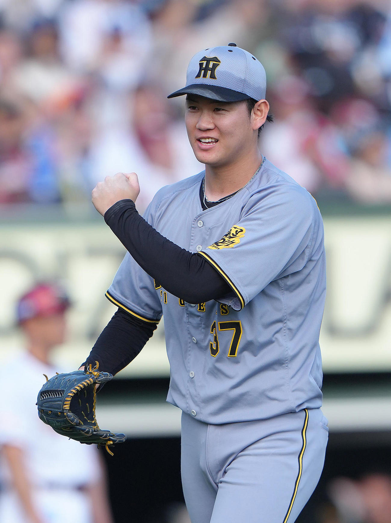 楽天対阪神　8回裏楽天2死二、三塁、鈴木大を空振り三振に仕留めガッツポーズする及川（撮影・足立雅史）