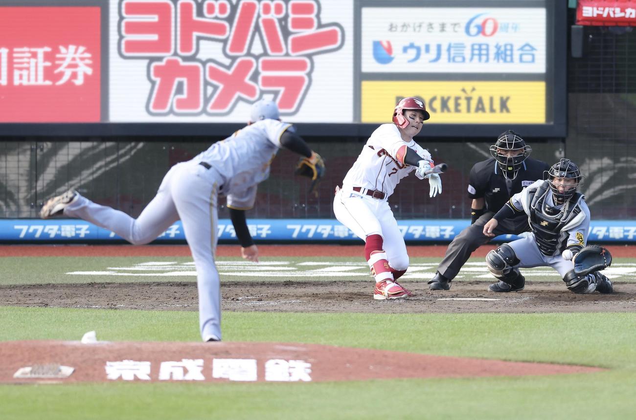 楽天対阪神　8回裏楽天2死二、三塁、空振り三振に倒れる鈴木大。投手及川（撮影・河田真司）