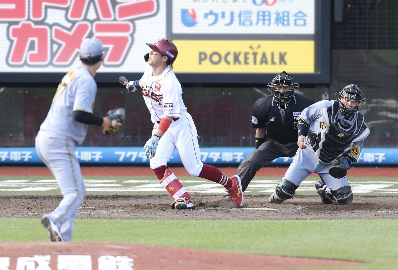 楽天対阪神　8回裏楽天2死二、三塁、空振り三振に倒れる鈴木大。投手及川（撮影・河田真司）