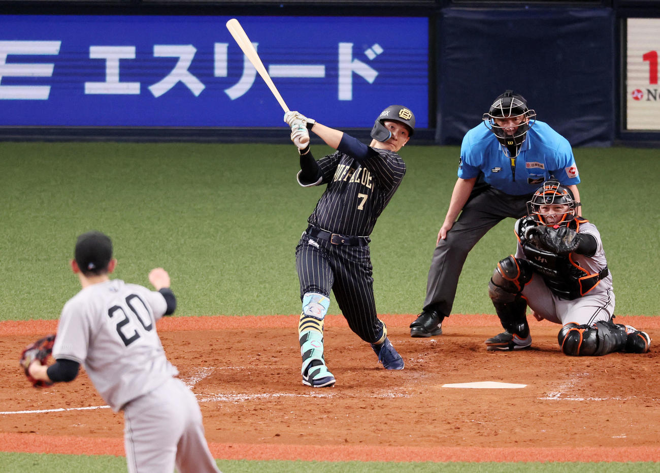 オリックス対巨人　5回裏オリックス2死一、二塁、西川は左越え2点適時二塁打を放つ。投手戸郷（撮影・加藤哉）