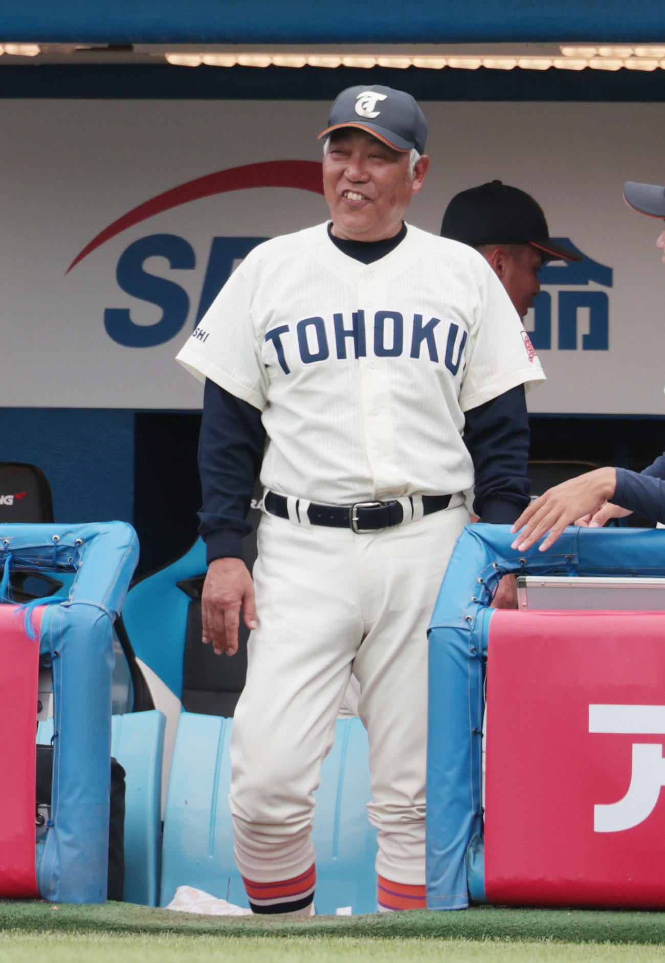 東北福祉大対福井工大　3回の得点に笑顔を見せる東北福祉大・山路監督（撮影・柴田隆二）