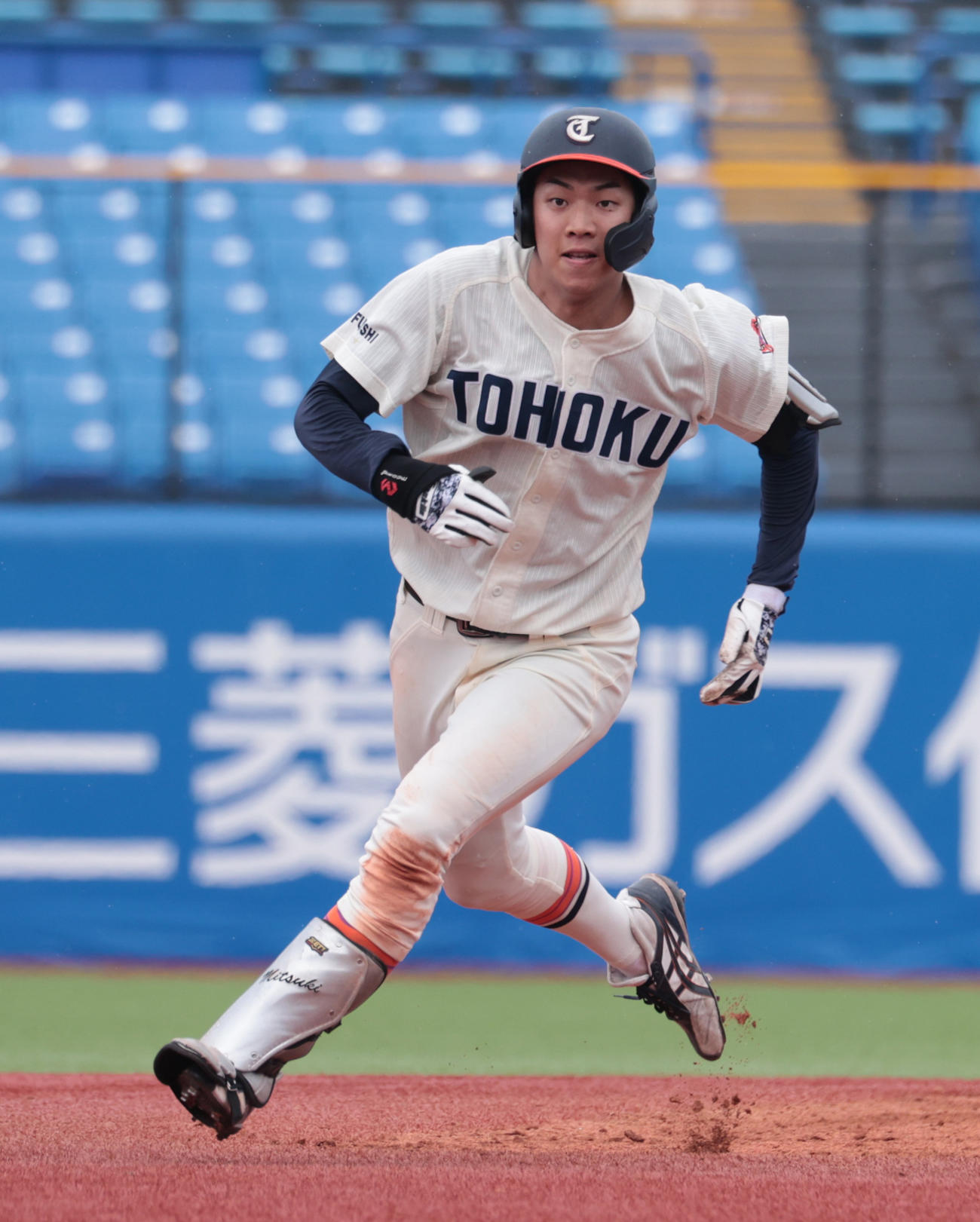 東北福祉大対福井工大　4回表東北福祉大1死三塁、佐藤は右前に適時三塁打を放ち三塁に向かう（撮影・柴田隆二）