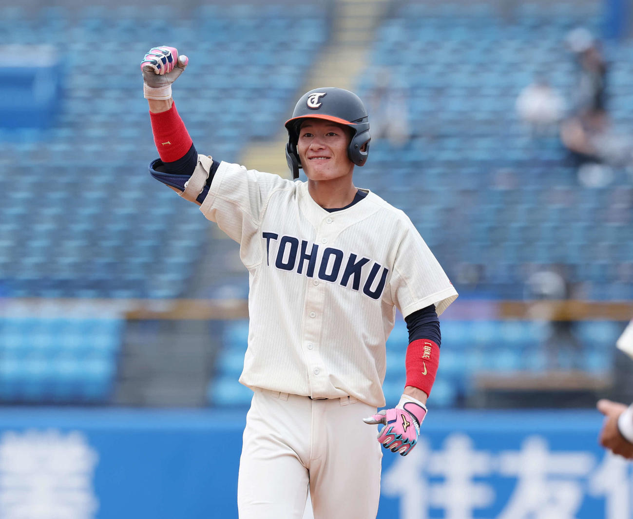 東北福祉大対福井工業大　3回表東北福祉大2死一、三塁、中前打を放ちガッツポーズをする新保（撮影・増田悦実）