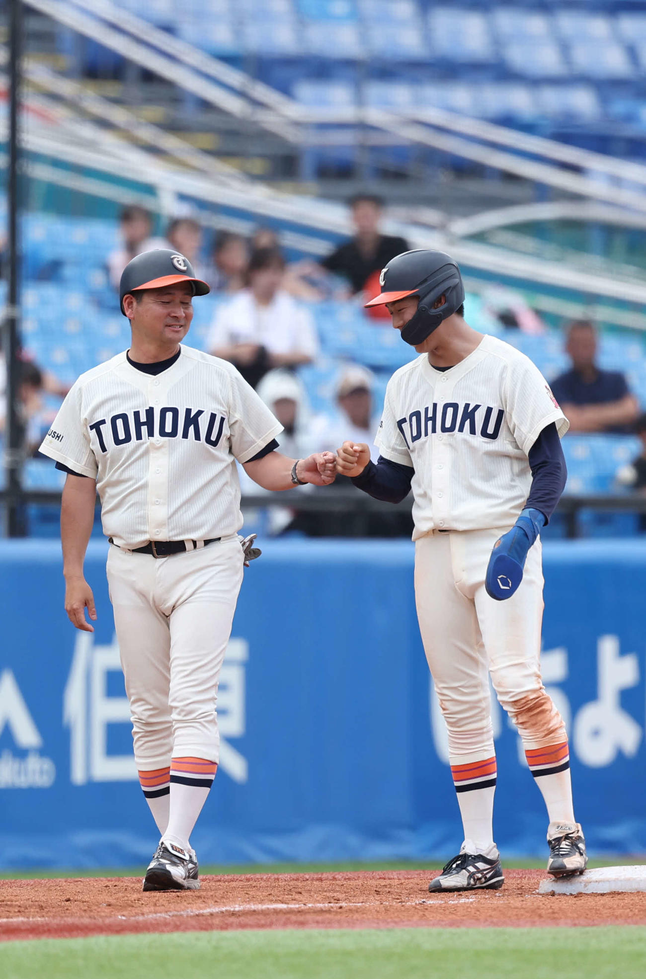 東北福祉大対福井工業大　3回表東北福祉大無死1、3塁、走塁成功しグータッチをする高岡（右）（撮影・増田悦実）