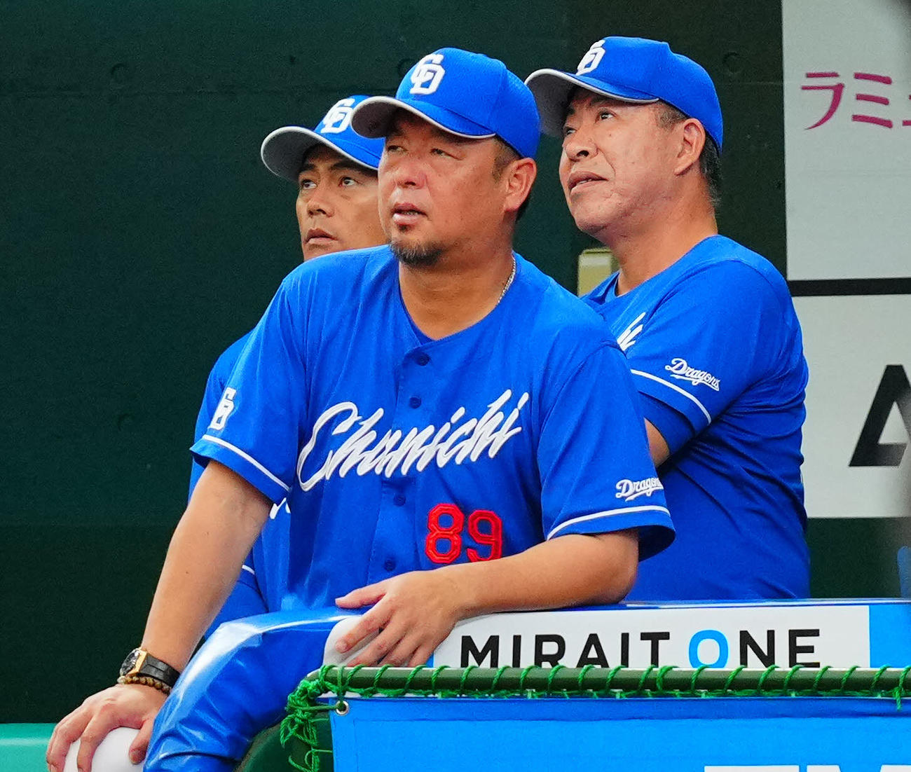西武対中日　9回表中日2死、最後の打者となった上林の打ち上げた打球を見つめる井上監督（右）（撮影・垰建太）