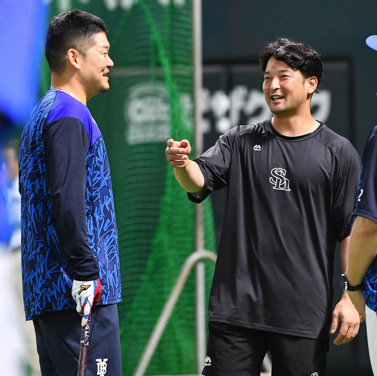 ソフトバンク対DeNA　試合前、DeNA筒香（左）と談笑するソフトバンク嶺井（撮影・岩下翔太）