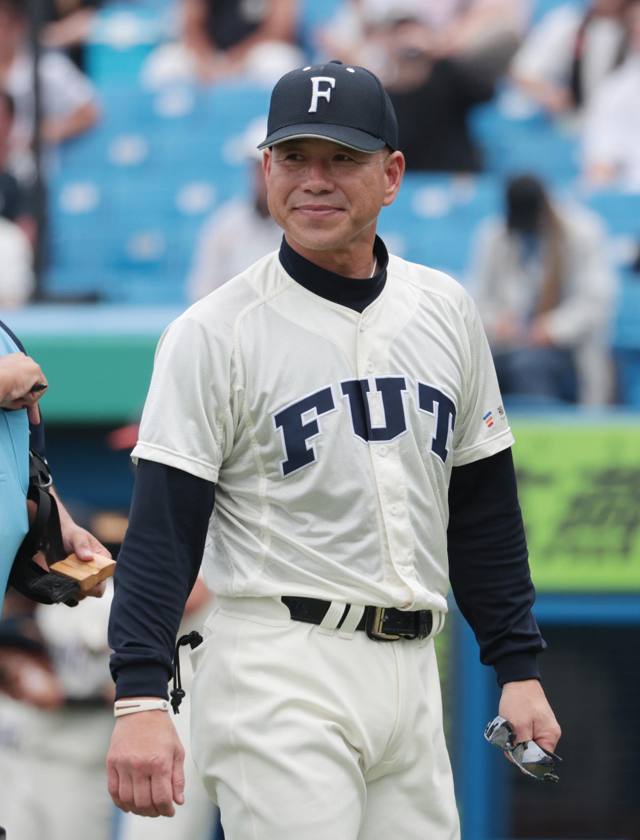 東北福祉大対福井工大　3回に投手交代を告げに出て来た福井工大・町田監督（撮影・柴田隆二）