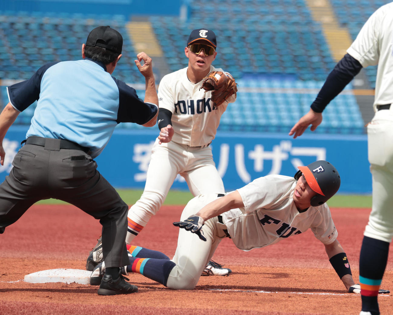 東北福祉大対福井工大　1回裏福井工大無死二塁、池辺の送りバントを投手が三塁に送球し二塁走者渡部がアウトになる。三塁手小山（撮影・柴田隆二）