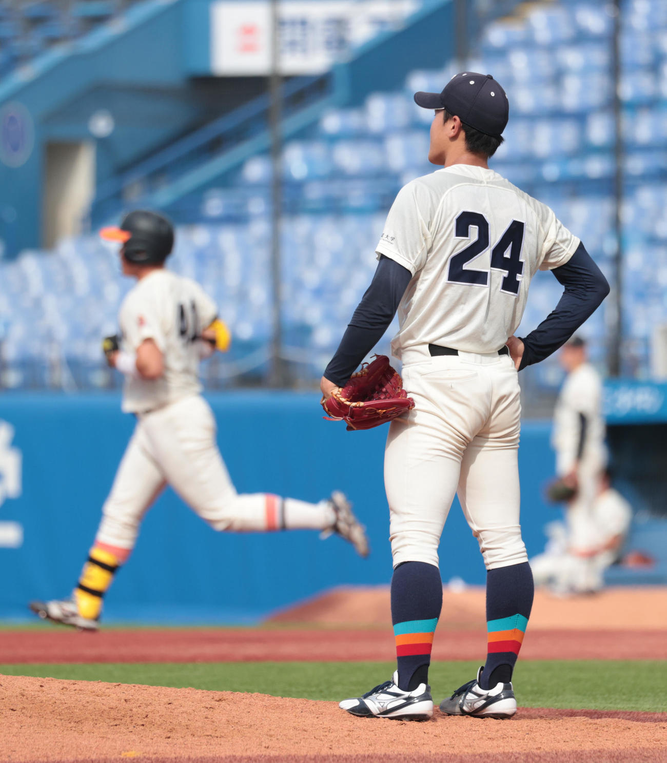 東北福祉大対福井工大　7回表東北福祉大無死、松本に右越えに本塁打を浴びた福井工大・向嶋（撮影・柴田隆二）