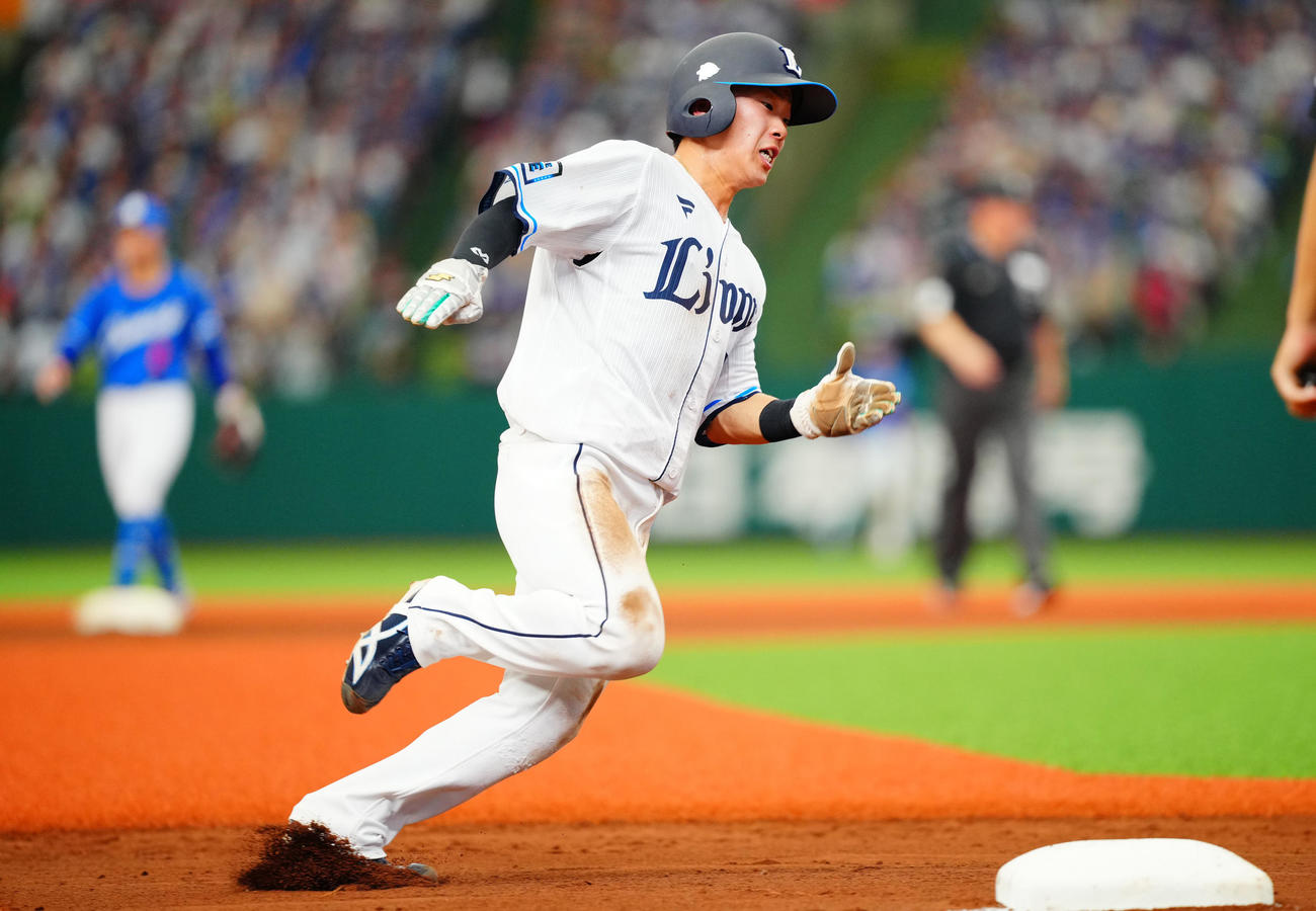 西武対中日　6回裏西武1死一塁、長谷川の適時二塁打で一気に本塁へと走る一走滝沢（撮影・垰建太）