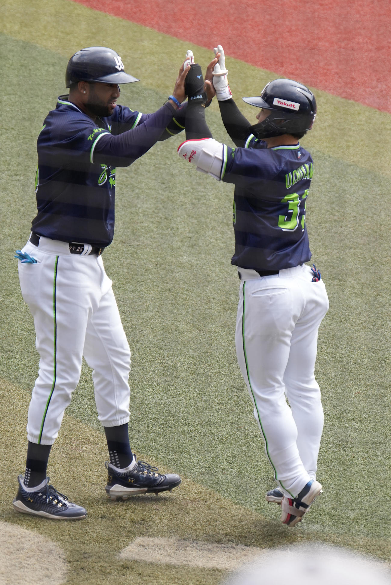 ロッテ対ヤクルト　1回表ヤクルト1死一塁、内山（右）は左越えに先制2点本塁打を放ちサンタナの祝福を受ける＝2025年6月15日