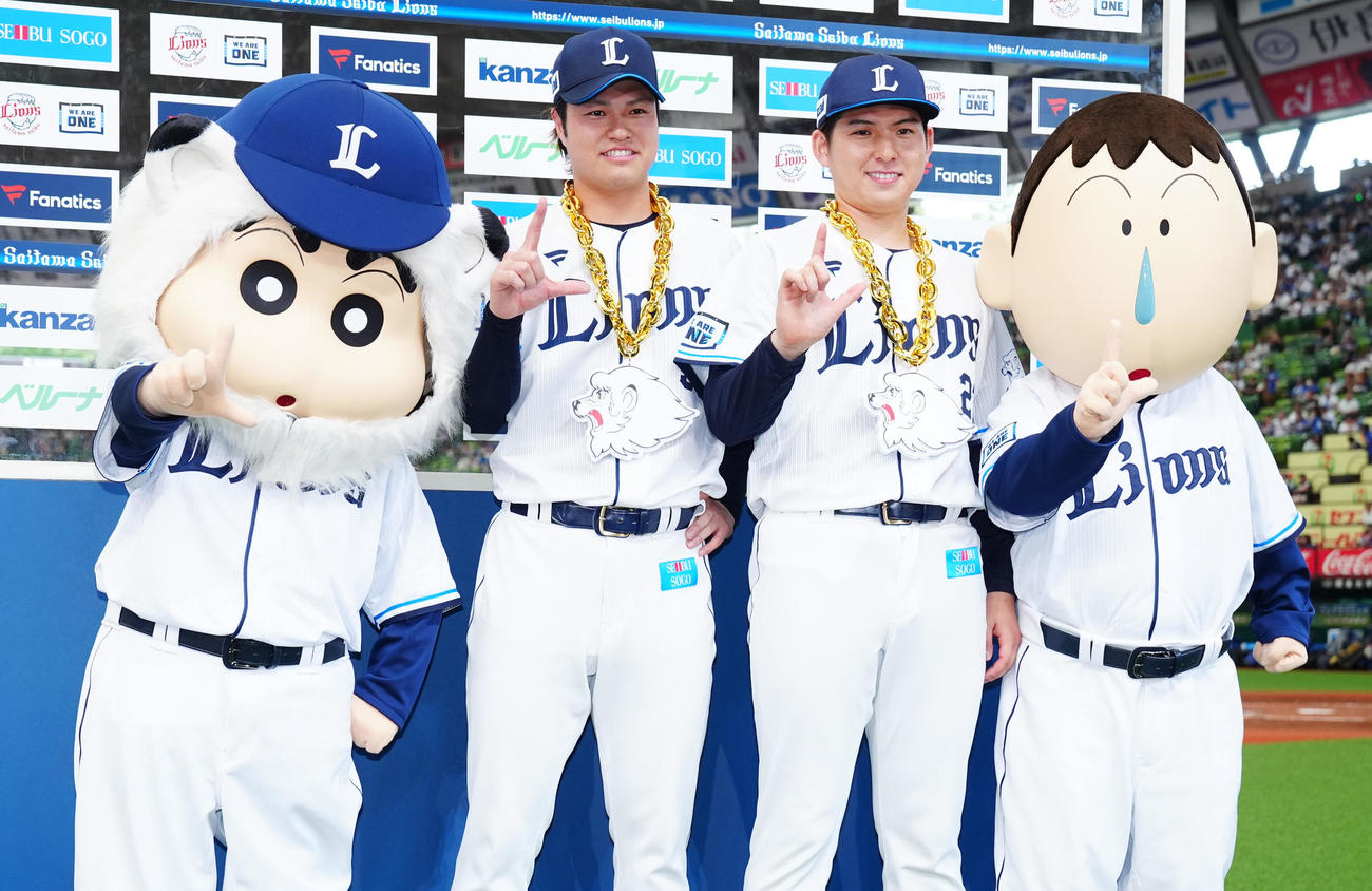 西武対中日　ヒーローの西武甲斐野（中央左）と武内（同右）はクレヨンしんちゃんの野原しんのすけ（左）、ボーちゃんと写真に納まる（撮影・垰建太）