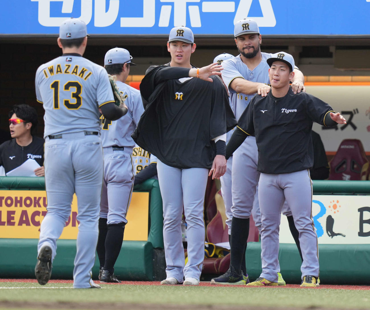 楽天対阪神　10回、岩崎優を出迎える阪神ナイン（撮影・井上学）