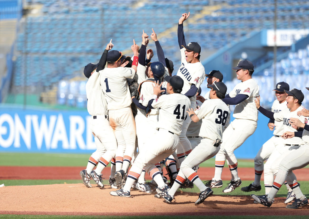 東北福祉大対福井工業大　優勝が決まりマウンドに集まる東北福祉大ナイン（撮影・増田悦実）