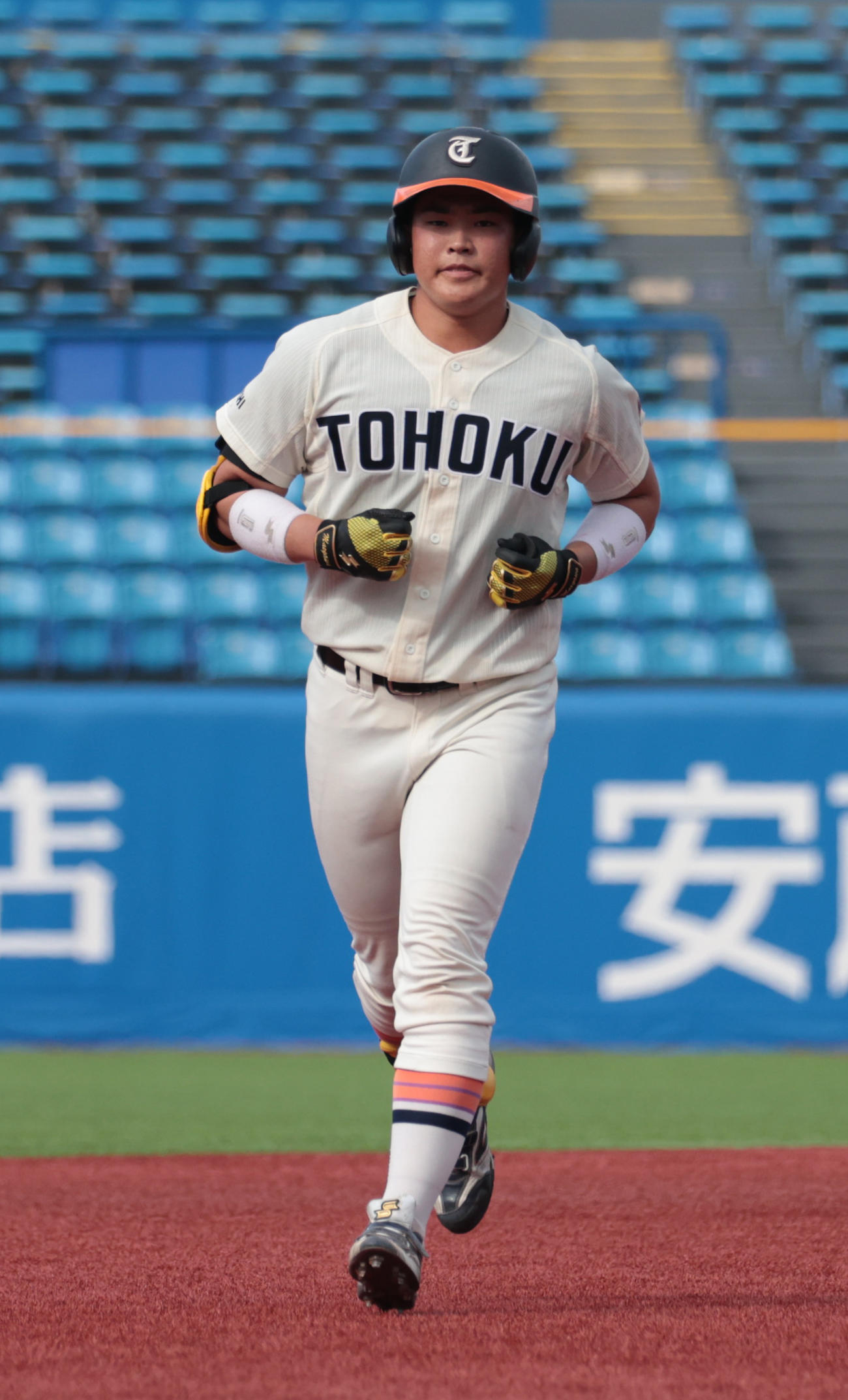 東北福祉大対福井工大　7回表東北福祉大無死、松本は右越えに本塁打を放つ（撮影・柴田隆二）