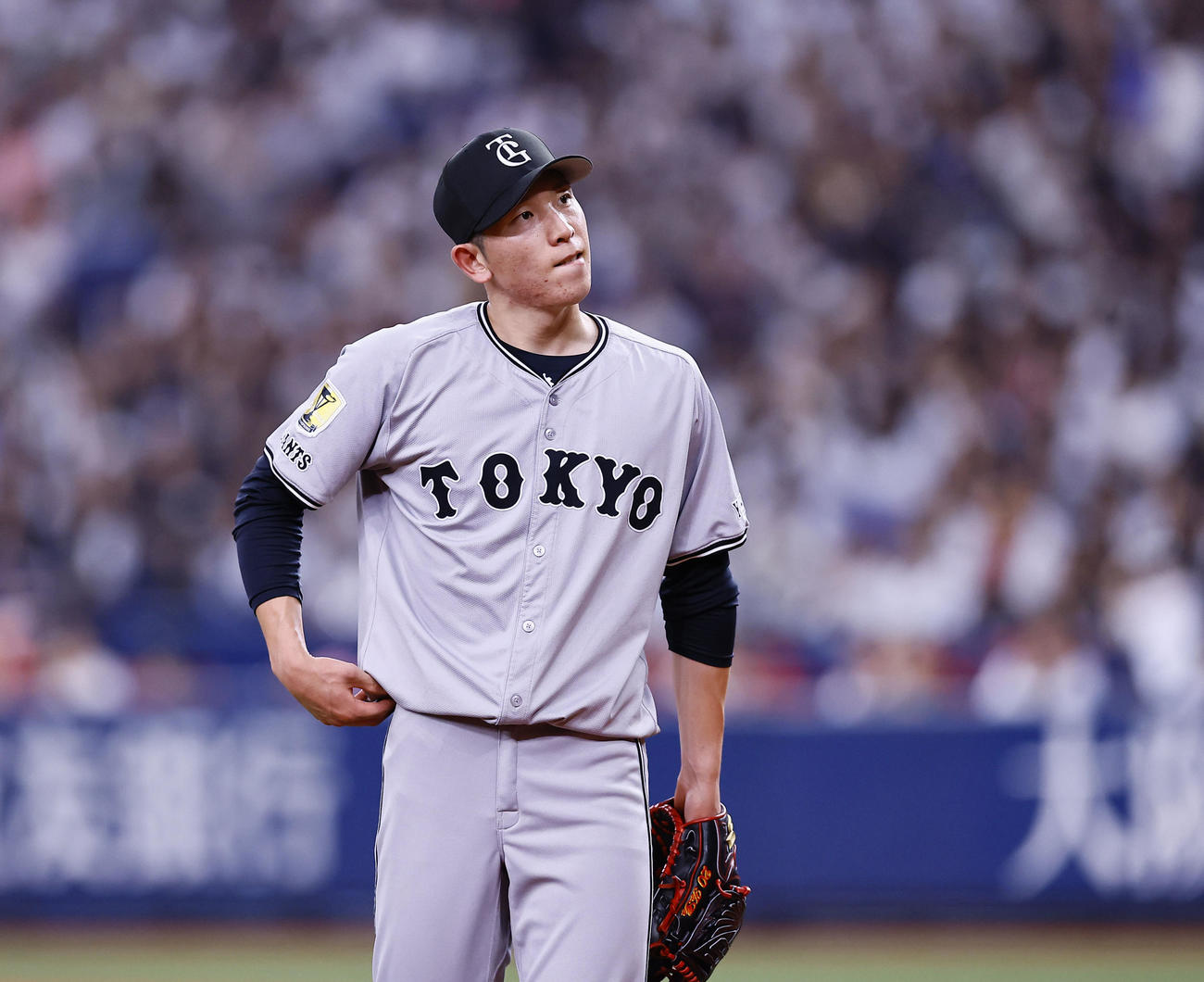 オリックス対巨人　5回裏に5失点し、ベンチに戻る巨人戸郷（撮影・藤尾明華）