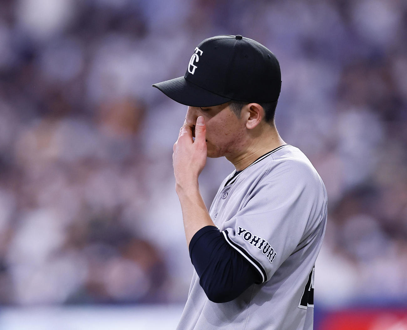 オリックス対巨人　5回裏に5失点し、ベンチに戻る巨人戸郷（撮影・藤尾明華）