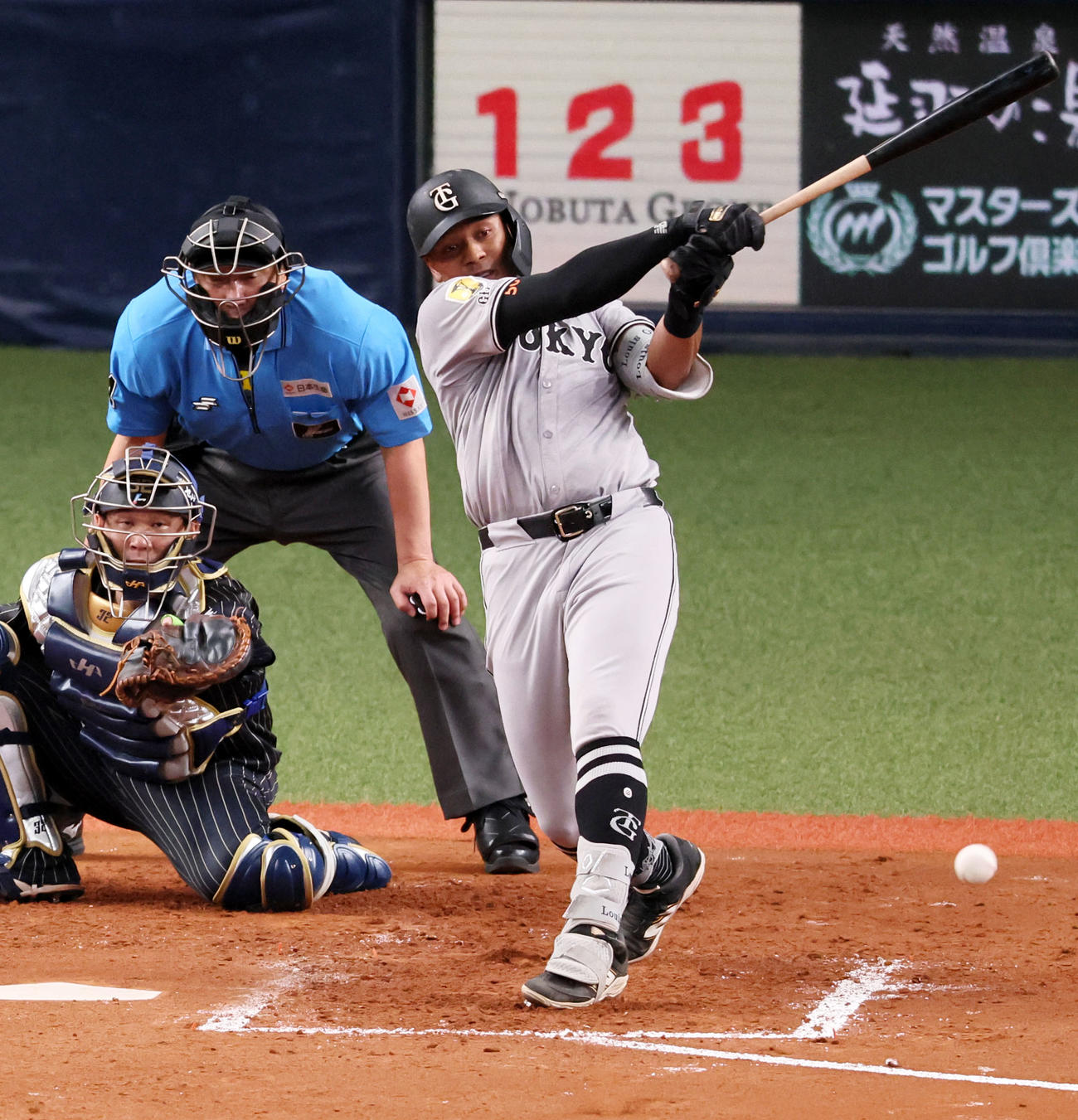 オリックス対巨人　4回表巨人無死、オコエは遊へ内野安打を放つ（撮影・加藤哉）