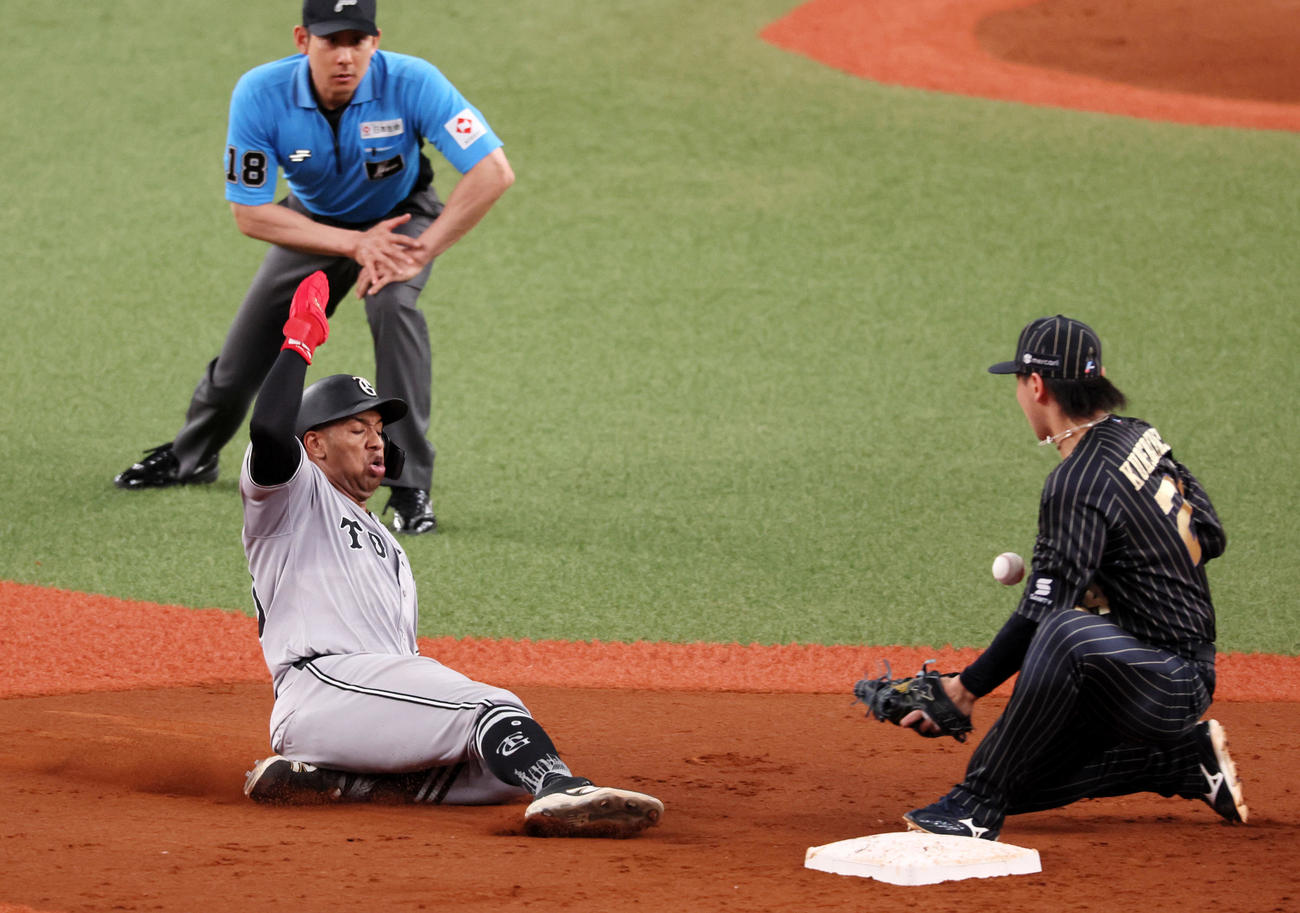 オリックス対巨人　4回表巨人無死一塁、一塁走者オコエは打者吉川のとき二塁盗塁を決める。野手紅林（撮影・加藤哉）