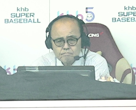 楽天対阪神　延長戦を見守る阪神岡田前監督（撮影・河田真司）